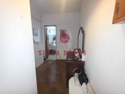 Simpático Apartamento T1, inserido em prédio calmo na Serra das Minas, freguesia de Rio de Mouro.