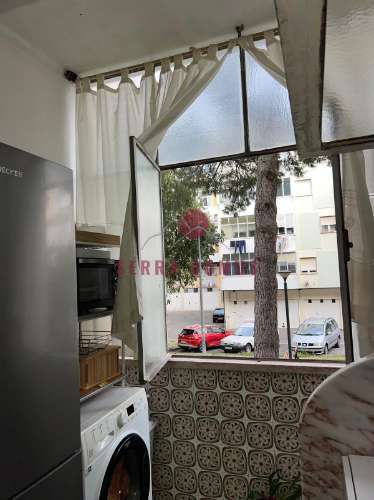 Simpático Apartamento T1, inserido em prédio calmo na Serra das Minas, freguesia de Rio de Mouro.