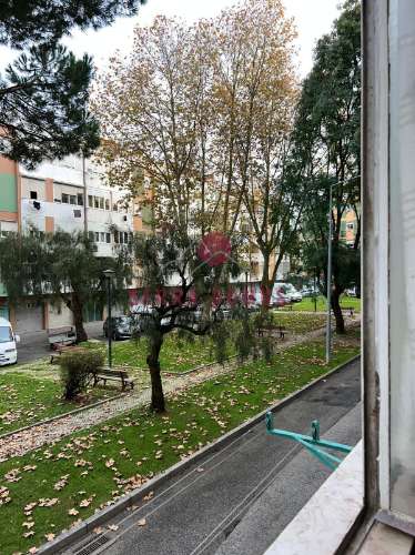 Simpático Apartamento T1, inserido em prédio calmo na Serra das Minas, freguesia de Rio de Mouro.