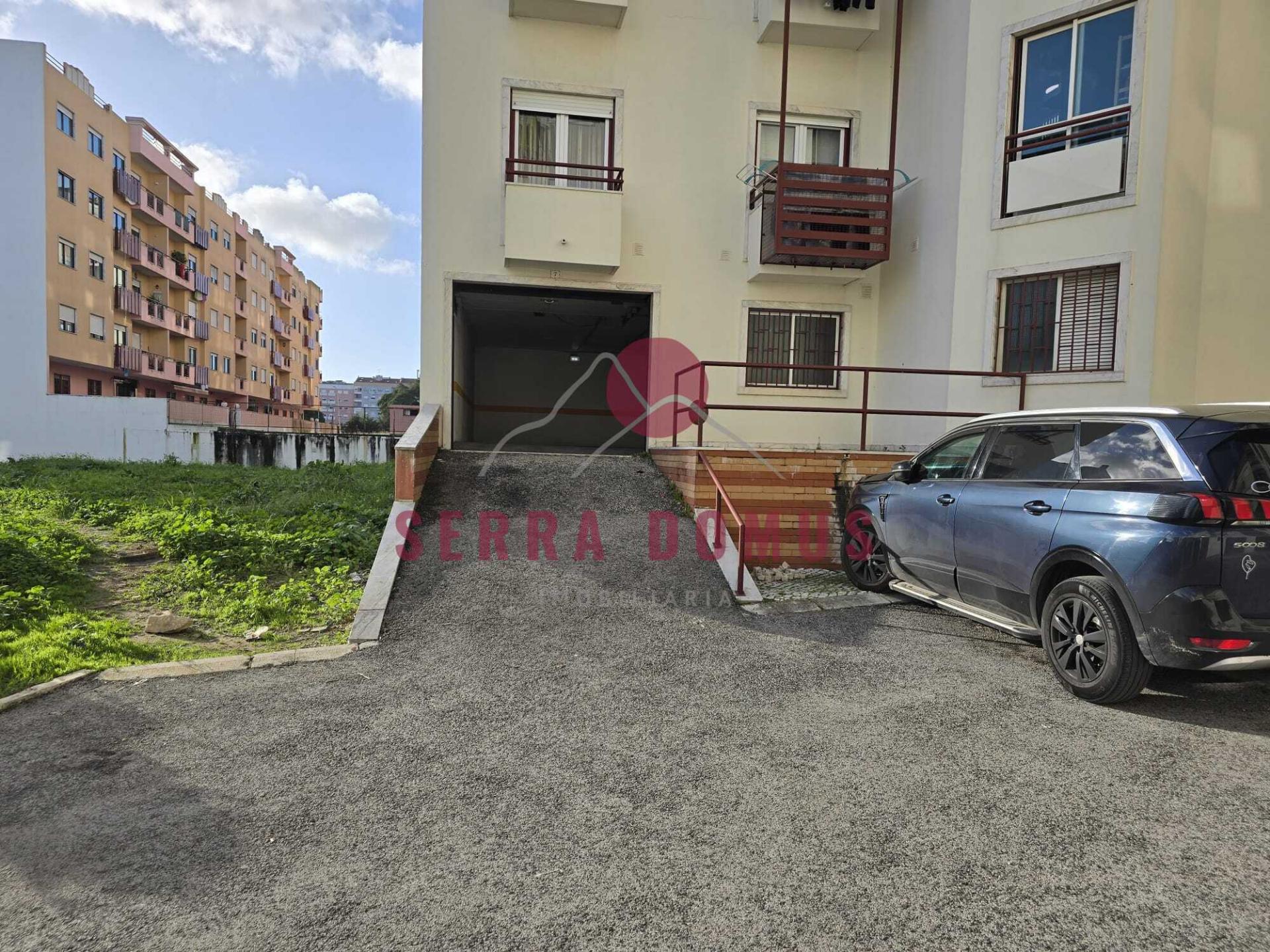 Conjunto de DUAS GARAGENS (cada uma 15 m²) em Agualva - Cacém (2 por 25.000 €)