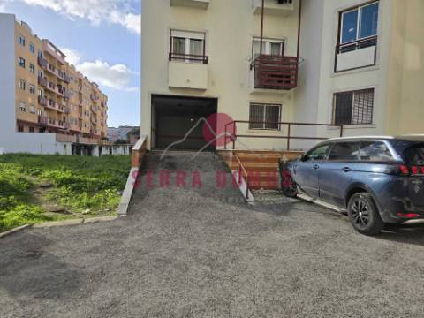 Conjunto de DUAS GARAGENS (cada uma 15 m²) em Agualva - Cacém (2 por 25.000 €)