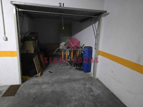 Conjunto de DUAS GARAGENS (cada uma 15 m²) em Agualva - Cacém (2 por 25.000 €)