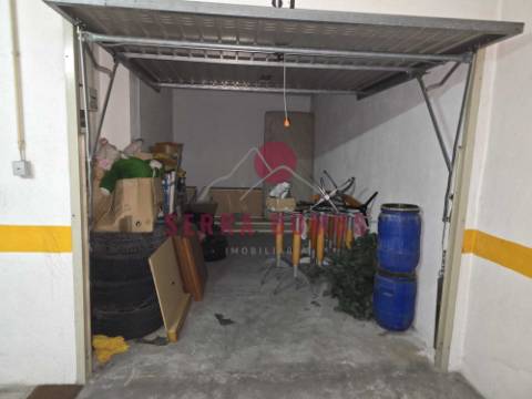 Conjunto de DUAS GARAGENS (cada uma 15 m²) em Agualva - Cacém (2 por 25.000 €)