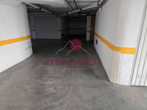Conjunto de DUAS GARAGENS (cada uma 15 m²) em Agualva - Cacém (2 por 25.000 €)