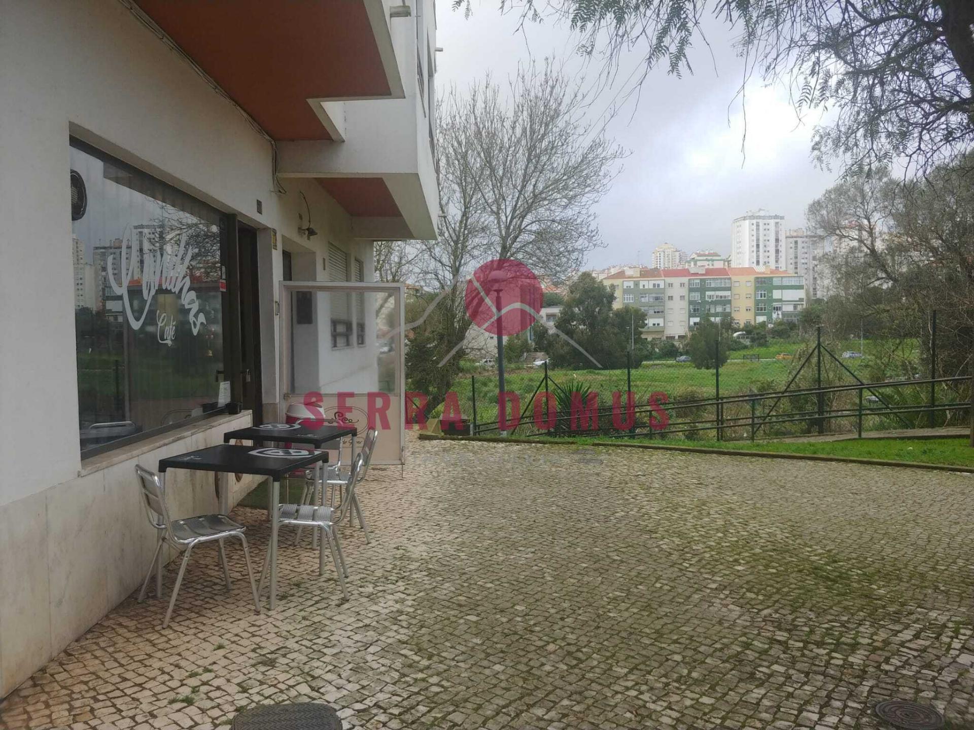 Trespasse de Loja localizada perto Centro de saúde Rio de Mouro