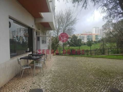 Trespasse de Loja localizada perto Centro de saúde Rio de Mouro