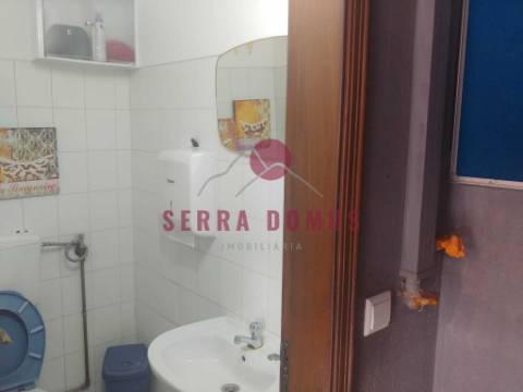 Trespasse de Loja localizada perto Centro de saúde Rio de Mouro