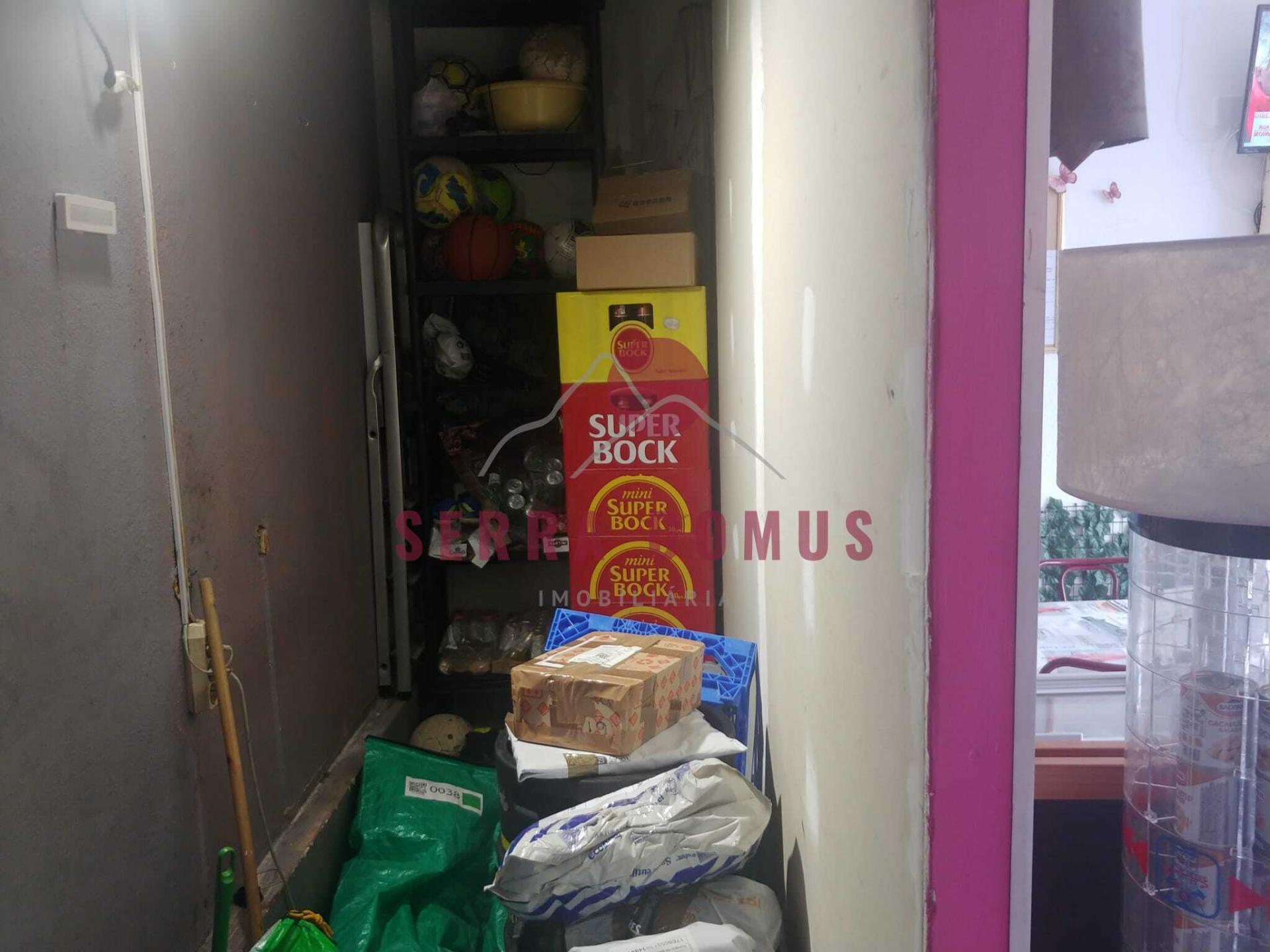 Trespasse de Loja localizada perto Centro de saúde Rio de Mouro