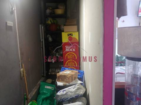 Trespasse de Loja localizada perto Centro de saúde Rio de Mouro