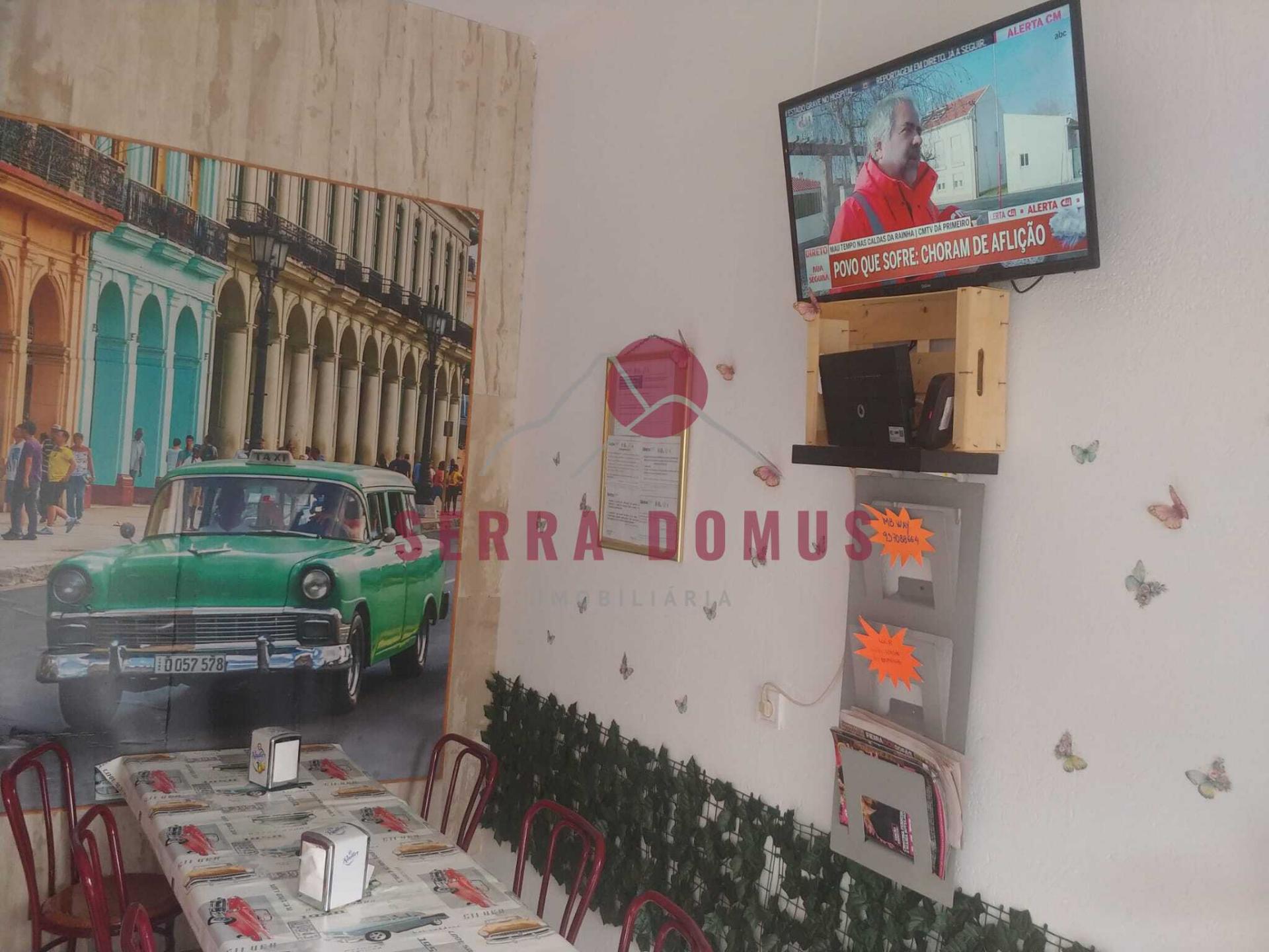 Trespasse de Loja localizada perto Centro de saúde Rio de Mouro