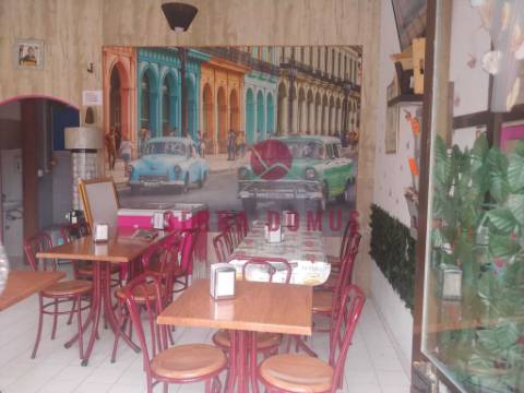 Trespasse de Loja localizada perto Centro de saúde Rio de Mouro