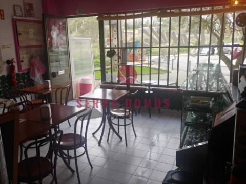 Trespasse de Loja localizada perto Centro de saúde Rio de Mouro