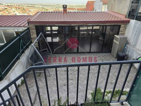 Excelente T2 Duplex com Terraço p/ ARRENDAMENTO em São Brás