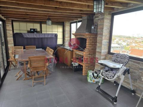 Excelente T2 Duplex com Terraço p/ ARRENDAMENTO em São Brás