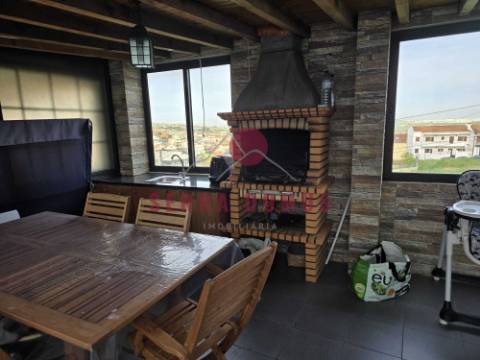 Excelente T2 Duplex com Terraço p/ ARRENDAMENTO em São Brás