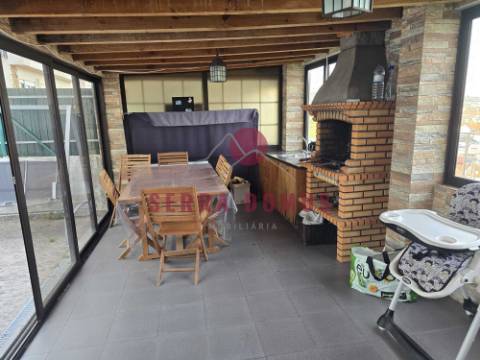 Excelente T2 Duplex com Terraço p/ ARRENDAMENTO em São Brás