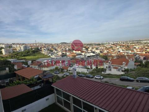 Excelente T2 Duplex com Terraço p/ ARRENDAMENTO em São Brás