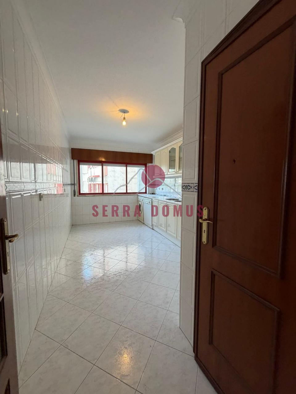 Apartamento T2 com parqueamento - Cavaleira
