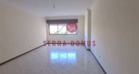 Apartamento T2 com parqueamento - Cavaleira