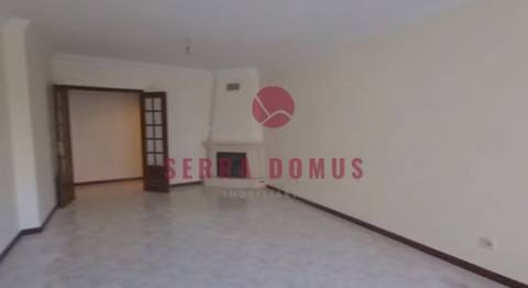 Apartamento T2 com parqueamento - Cavaleira