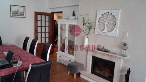 Espaçoso T3 com 123m² na Urbanização de Vale Flores