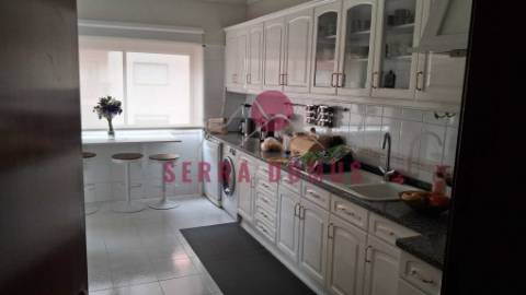 Espaçoso T3 com 123m² na Urbanização de Vale Flores