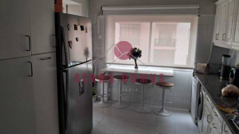 Espaçoso T3 com 123m² na Urbanização de Vale Flores