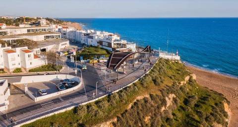 Prédio para serviços para venda em Vale Pedras, Albufeira