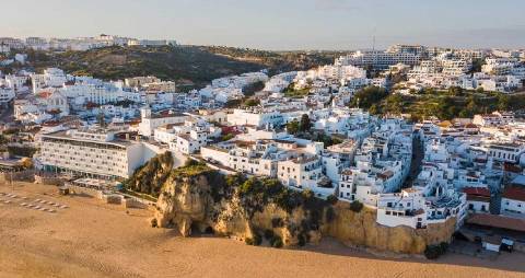 Prédio para serviços para venda em Vale Pedras, Albufeira