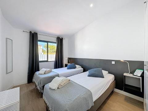 Moradia V2 com piscina e a curta distância a pé da praia em Albufeira