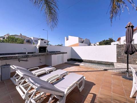 Moradia V2 com piscina e a curta distância a pé da praia em Albufeira