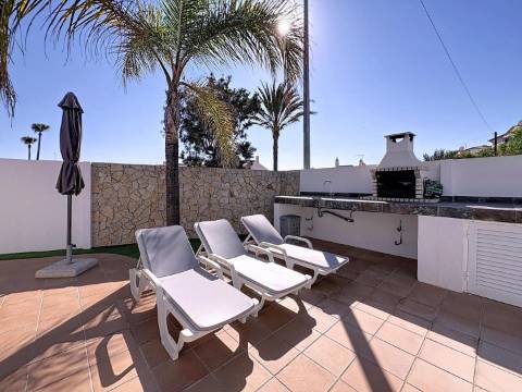 Moradia V2 com piscina e a curta distância a pé da praia em Albufeira