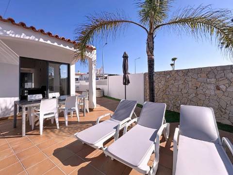 Moradia V2 com piscina e a curta distância a pé da praia em Albufeira