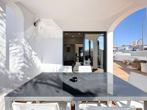 Moradia V2 com piscina e a curta distância a pé da praia em Albufeira