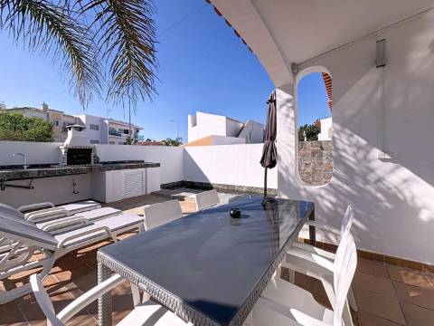 Moradia V2 com piscina e a curta distância a pé da praia em Albufeira