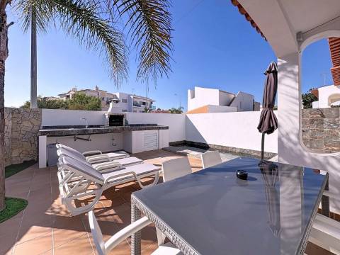 Moradia V2 com piscina e a curta distância a pé da praia em Albufeira