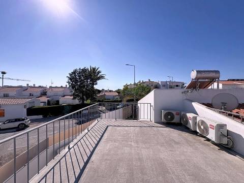 Moradia V2 com piscina e a curta distância a pé da praia em Albufeira