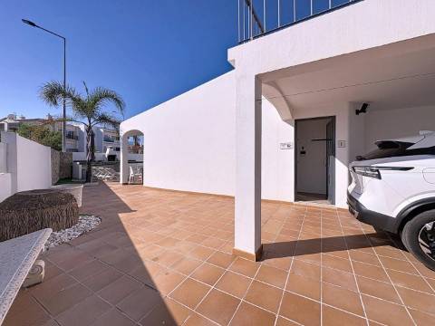 Moradia V2 com piscina e a curta distância a pé da praia em Albufeira