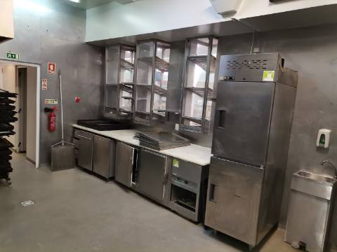 LOJA c/ Restaurante, Pastelaria c/Fábrica, Cafetaria, Equipada, Pronto a Funcionar