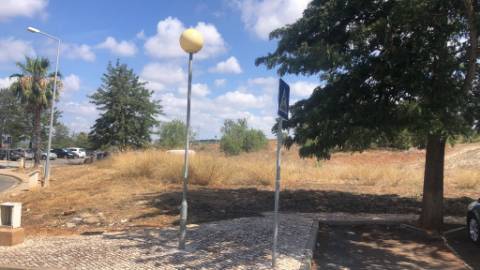 Lotes aprovados e executados para construção de prédios com piscina comum para venda em Tunes, Silves