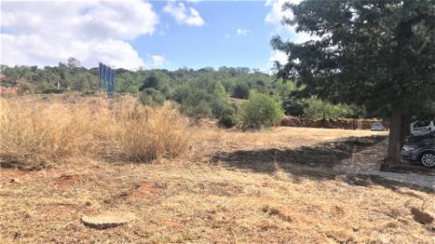 Lotes aprovados e executados para construção de prédios com piscina comum para venda em Tunes, Silves