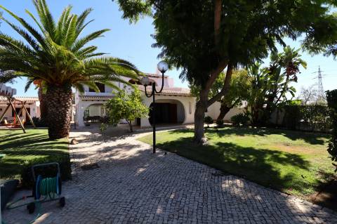 Moradia com 4+1 quartos para venda em Guia, Albufeira