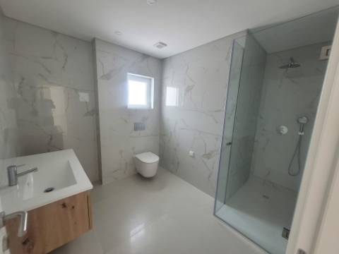 Esplendida Moradia V3 com vistas desafogadas em Ferragudo