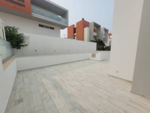 Esplendida Moradia V3 com vistas desafogadas em Ferragudo