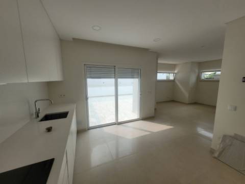 Esplendida Moradia V3 com vistas desafogadas em Ferragudo