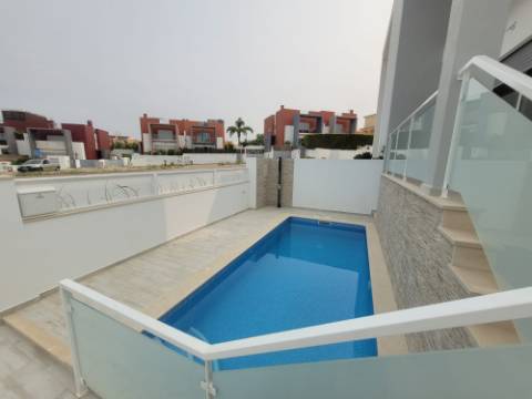 Esplendida Moradia V3 com vistas desafogadas em Ferragudo