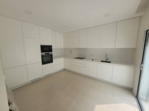 Esplendida Moradia V3 com vistas desafogadas em Ferragudo