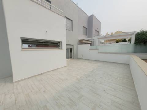 Esplendida Moradia V3 com vistas desafogadas em Ferragudo