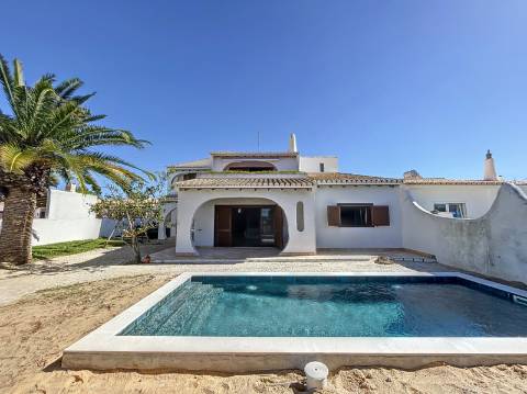 Moradia com 4+1 quartos para venda em Guia, Albufeira