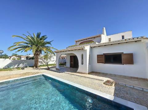 Moradia com 4+1 quartos para venda em Guia, Albufeira